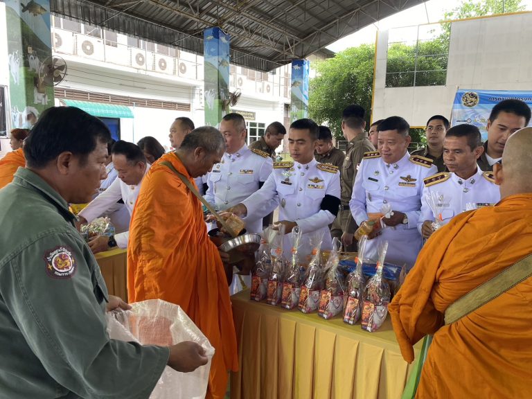 ผกก.สภ.นิคมสร้างตนเอง ร่วมพิธีทำบุญตักบาตรถวายเป็นพระราชกุศล เนื่องในวัน