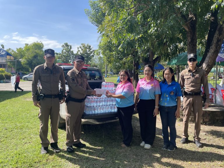 มอบน้ำดื่มให้กับโรงเรียนบ้านใหม่คลองเจริญ ม.11 ต.หนองกุลา ในการแข่งขันฟุตบอลดารา เพื่อการศึกษา